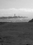 Palud Meur. Regard sur le Port de Yuzin juste après le brouillard. De gauche à droit: maisons de Niou Izella, vagues contre les rochers de la cote Nord, Pointe du Créac`h, Pointe de Porz Men.