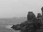 Pointe du Créac`h. Vue sur la brume de NordEst: la maison de l`ancienne cloche sous-marine et, en arrière plan, Corn Héré, l`Ile de Keller et l`Ilot de Keller Vihan.
