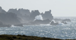 Palud Meur, 2011. Regard de Port Yuzin vers Ouest: Pointe du Créac`h, silhouettes des anciens batiments de la cloche sous-marine et trompette de brume, Pointe de Porzh Men, rocher de Gradlon Meur.