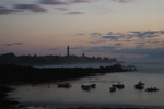 Port de Yuzin (Porz Yuzin). Regard vers l`Ouest après le coucher du soleil à basse marée: Beg Biniglou, cote Nord, Pointe du Créac`h et le phare, Pointe de Porz Men dans la brume.