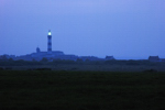 Niou Huella (Niou Uhella). Vue de nuit. De droit à gauche: maisons de Kerveur et Kerouat, phare du Créac`h allumé, moulin de Kerouat, herbes et balles de foin.