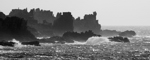 Palud Meur, 2011. Regard de Port Yuzin vers Ouest: Pointe du Créac`h, corne de brume, silhouettes des anciens batiments de la cloche sous-marine et trompette de brume, Pointe de Porzh Men, Roi Gradlon.