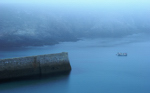Port Arland (Porzh Al Lann), 2011. Le port entre la brume; dans l`arrière-plan la Falaise de Penarland. 