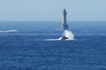 Port Goret (Porzh Kored), 2011. La Jument et le rocher de Men Ar Gazec. Voir aussi "Images de Ouessant - phare de La Jument".