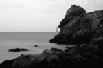 Port Bouguézen (Porzh Bougezenn), 2011. La Jumen et le rocher de Men Ar Gazec dans le brouillard (la strie dans la mer à l'horizon est Le Fromveur). Voir aussi "Images de Ouessant - phare de La Jument".  