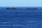 Lann Penarland (Lann Penn Al Lann), 2011. L`Ilot de Ar Staon Vraz, le rocher de Men Guen Gourdichoc, la Chaussée des Pierres Vertes et le phare des Pierres Noires à l`horizon.