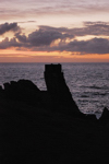 Pointe du Créac`h. Vue après le coucher du soleil: l`ancienne batiment de la cloche sous-marine.
