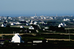Pointe du Stiff (Beg Stif), 2011. Regard vers la Pointe de Pern; de droite: ND de Bon Voyage, maisons de Niou Huella à Parluc`hen, pylones Konsu et Kerzu et phare de Nividic à l`horizon.