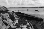 Port de Calgrac`h (Porz Calgrac`h). Basse marée, l`épave du Mykonos (1936), Baie de Béninou, Bouge Ru, Cadoran, Stiff (tour radar, phare, tour aéroport), grottes de Bouge Vigné.