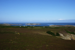 Phare du Stiff. Vue vers le NordOuest du haut du phare. De droit à gauche: péninsule de Bouge Ru, lande de Cadoran, Baie de Béninou, fort et Baie de Calgrac`h, Penn Ar Ru Meur, Ile de Keller.