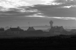 Kerlan (Ker Lann), 2011. Brouillard du petit matin. De droite: le chateau d`eau et maisons de Pennors; à l`horizon le Fort de St. Michel, tour aéroport, Le Stiff, tour radar.