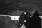 Phare du Stiff. Vue du haut du phare: ombre sur les anciennes batiments et sur la lande.