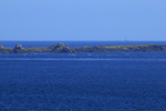 Lann Penarland (Lann Penn Al Lann), 2011. Vue sur l`Ilot Bannec: à l`horizon roches et phare des Pierres Noires (19 Km du point d`observation). La bande au premier plan dans la mer est le fromveur.
