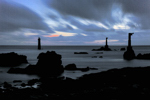 Pointe de Pern (Roc`h Pern). Le Nividic et ses pylones après le coucher du soleil entre le ciel bas et la mer laiteuse.
