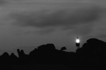 Pointe de Pern (Roc`h Pern). Le Créac`h vue de nuit par les roches de Pern.