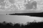 Mezareun (Mez Ar Run). Vue du Nord de la Baie de Lampaul. Le phare de Nividic derrière les rochers de la Pointe de Pern.