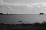 Parluc`hen (Par Al Luc`hen). Vue du Sud de la Baie de Lampaul. Port Goret e la Jument a gauche, Youc`h Korz a droite.