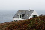 Pointe de Baholle (Beg Bac`haol), 2011. Brume, et maison de l`ancienne corne de brume. Voir aussi `Images de Ouessant - Cadoran`.
