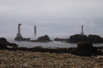 Pointe de Pern (Roc`h Pern). Le phare de Nividic, pylones, roches, pierres dans la brume.