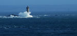 Pyramide du Runiou (Ar Runiou), 2014. Vagues contre le Kéréon ; à lhorizon le phare de Faix et le rocher de La Helle.