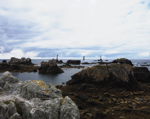 Pointe de Pern (Roc`h Pern). Ancienne corne de brume, pylones et Nividic à basse marée.