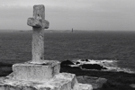 Lann Penarland (Lann Penn Al Lann) - Croix de Saint Paul (Kroaz Pol), 2012. Le Kéréon dans le courant du Fromveur, à l`horizon l`Ile de Bannec et l`Ile de Molène au milieu de la brume.