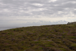 Pointe de Cadoran (Beg Kadoran), 2011. Vue des landes de bruyère et du batiment de l`ancienne corne de brume à Pointe de Baholle; à l`horizon, à gauche, l`Ile Vierge (35 Km du point d`observation).