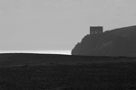 Pointe de Cadoran (Beg Kadoran), 2011. L`aube sur le batiment de la vielle corne de brume à la Pointe de Baholle. Voir aussi "Images de Ouessant - Stiff".