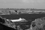 Bougué Ru (Bouge Ruz), 2011. Vue sur la Baie de Béninou; de droite à gauche: Fort du Kernic, Maisons de Kerhéré et Kernic; au premier plan, falaise et grottes de Bougué Vigné.